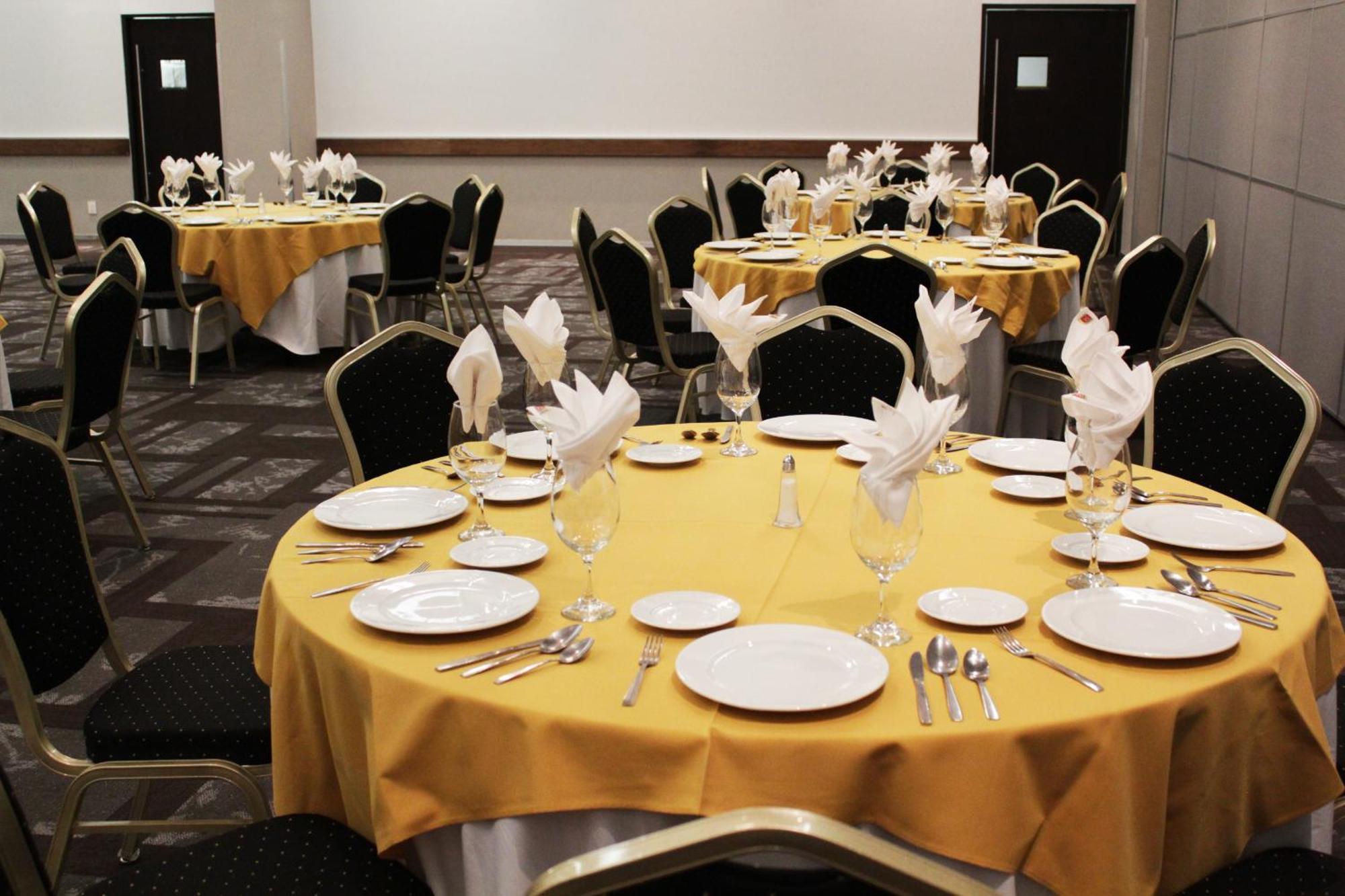 Casa Inn Premium Hotel Queretaro Miranda Exterior foto A table set for a formal dinner